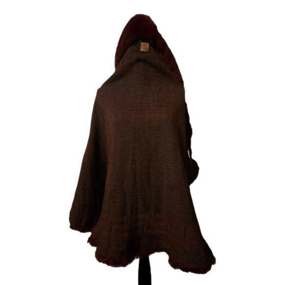 Womens Greek Key Ruana Shawl Faux Fur Trim OS Red/Black Greek Key Acrylic - Picture 6 of 8